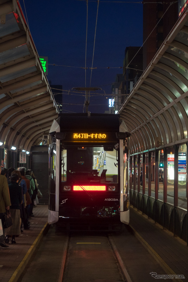 札幌市電の西4丁目停留場。市電のループ化工事に伴い、6月下旬から8月下旬まで南1条西5丁目交差点付近へ一時移設される。