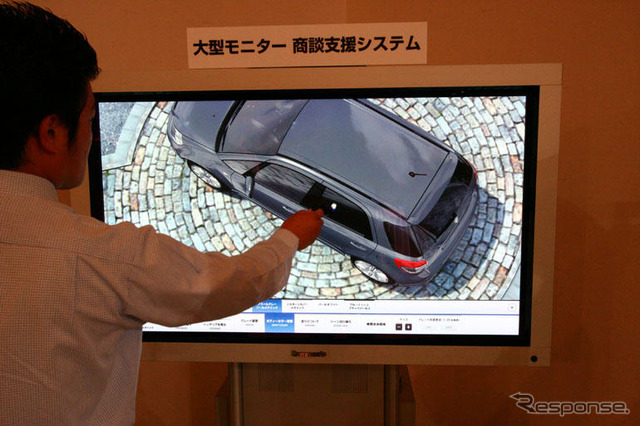 スズキ、大型モニターで商談するシステムを販売店に導入