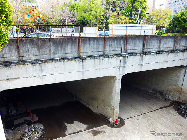 築地川公園の下に残るトンネル