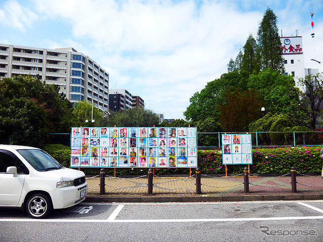 この看板の背後にトンネルが見える