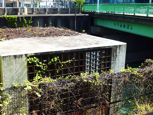 料金所か詰所か、建屋も残っている