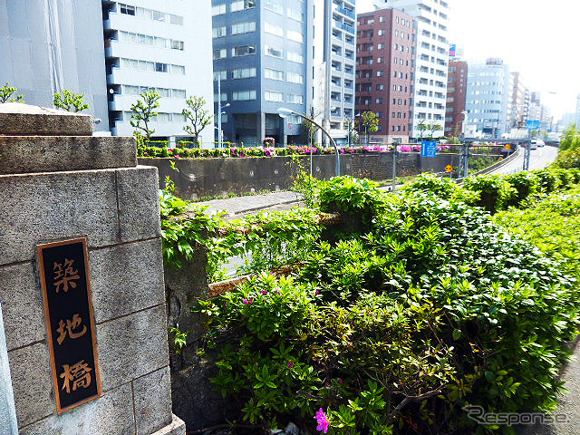 築地橋から掘割を見下ろす。建屋も見える