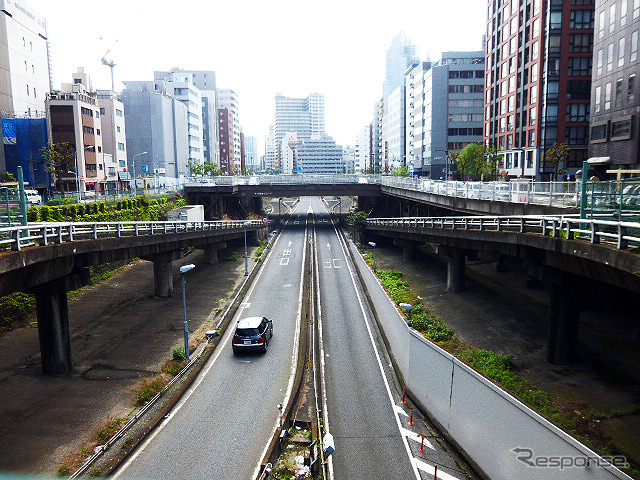 新富町出口の両脇には、地上へと高度を上げて本線をまたぐUターン路が残っている