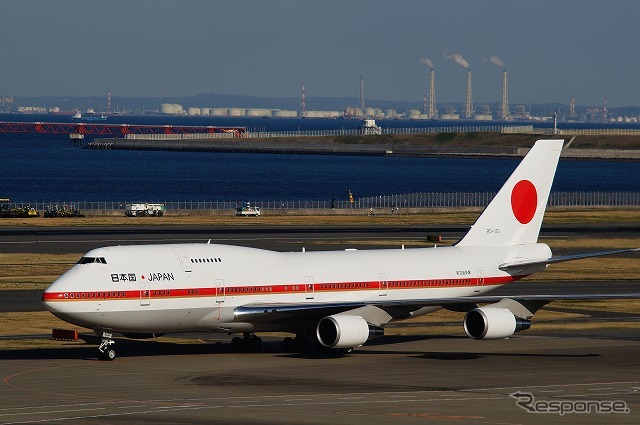 現行の政府専用機（ボーイング747-400型）は、赤と金のラインが特徴。