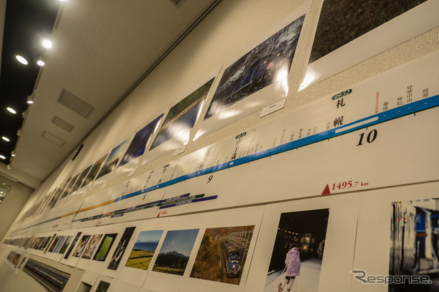 このほど札幌で始まった『トワイライトエクスプレス』の写真展「Twilight Time」の様子。大阪~札幌間の車内の様子を時系列的に展示している。