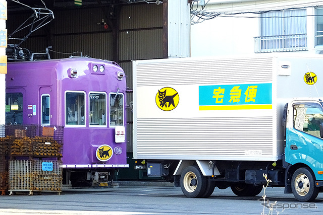 京福電鉄西院車庫でトラックから電車へ荷物が移される