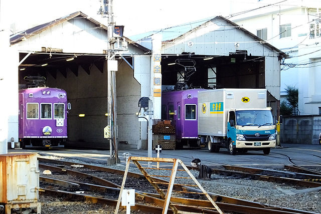 京福電鉄西院車庫でトラックから電車へ荷物が移される