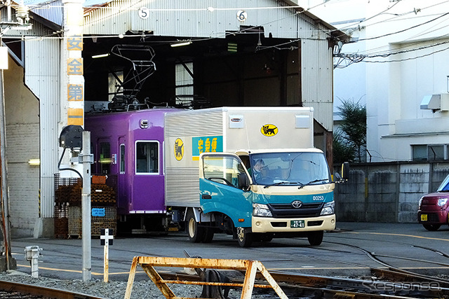 京福電鉄西院車庫でトラックから電車へ荷物が移される