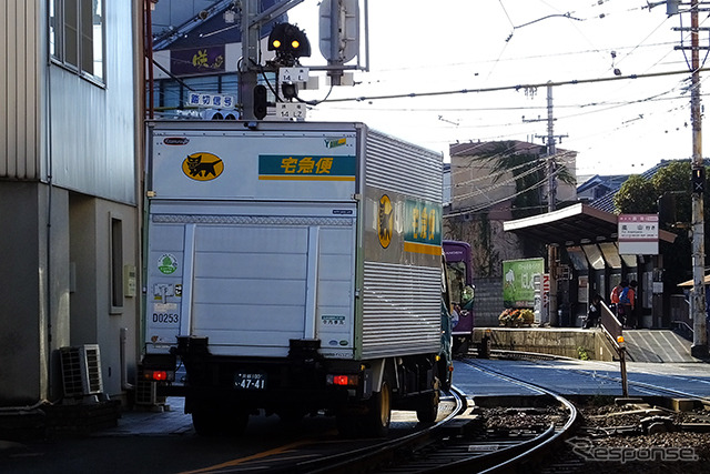 トラックは信号を確認しながらゆっくりと西院車庫を離れていく