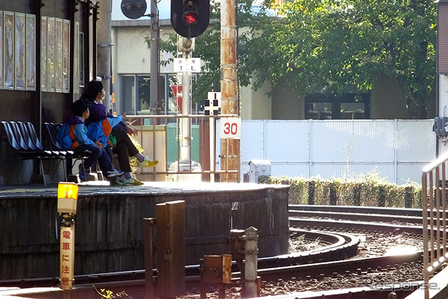 トラックは信号を確認しながらゆっくりと西院車庫を離れていく