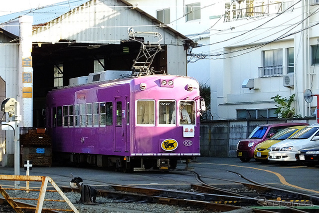 西院車庫を出庫する宅配便荷物輸送車両