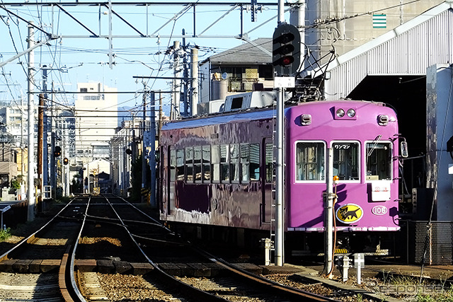 西院車庫を出庫する宅配便荷物輸送車両