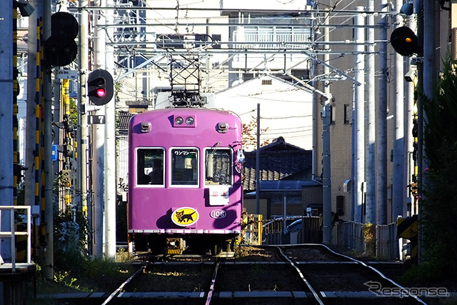 西院車庫を出庫する宅配便荷物輸送車両