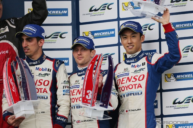 開幕戦シルバーストンでは3位、表彰台に上がった#1 トヨタの中嶋一貴(右)、A.デビッドソン(中央)、S.ブエミ(左)。