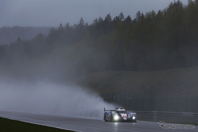 雨中の公式練習を走る#2 TOYOTA TS040 HYBRID。