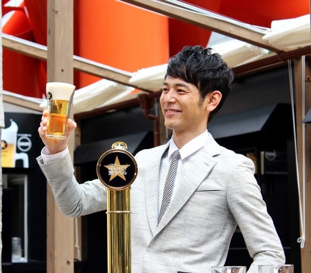 妻夫木聡が自ら注いだ生ビールを、満足げに眺めているところ