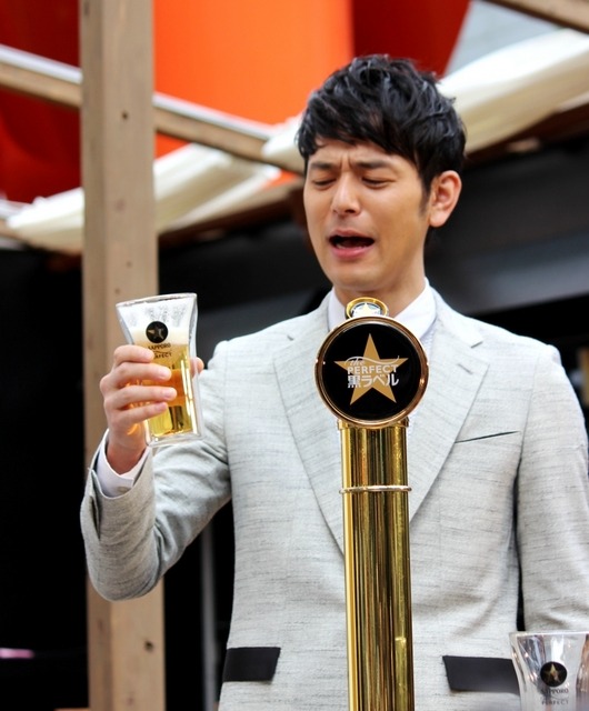 妻夫木聡が、自身で注いだ生ビールを飲んだあとの表情
