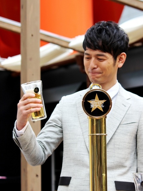 妻夫木聡が、自身で注いだ生ビールを飲んだあとの表情