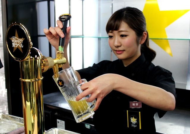ビアガーデンのVIPルーム内にあるカウンターバーの様子