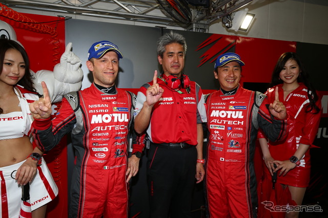 GT500ポールのニスモ陣営。中央は鈴木豊監督、右に松田、左にクインタレッリ。