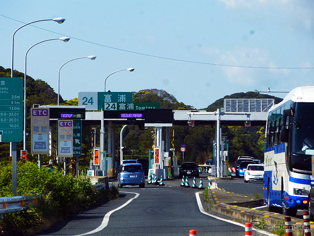 富津館山道路・富浦インターチェンジを過ぎる高速バス(5月2日)