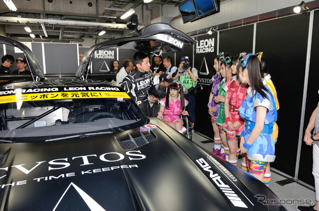 LEON RACINGのピットを訪問しレーシングカーに乗車体験