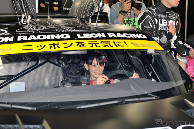 LEON RACINGのピットを訪問しレーシングカーに乗車体験