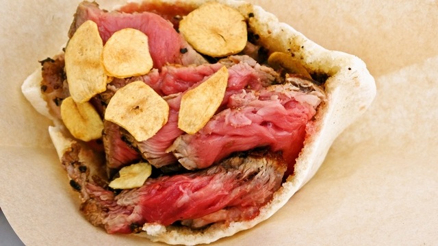 もんじゃ鉄板焼き 大木屋 匠「ステーキサンド」。本当に肉がギュウギュウに詰まっているからすごい。