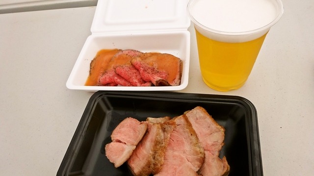 美味しい肉に、ビールが進む!