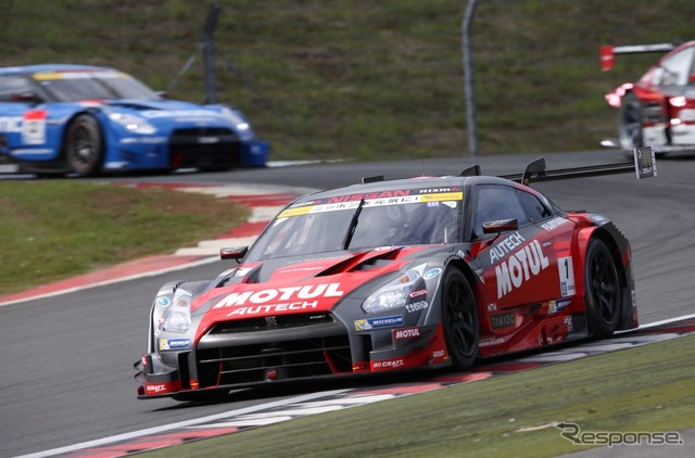 優勝の#1 GT-R(左後方に2位の#12 GT-R)。