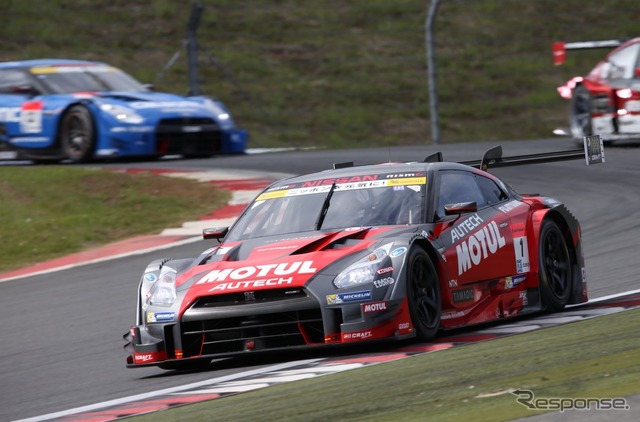 優勝の#1 GT-R（左後方に2位の#12 GT-R）。