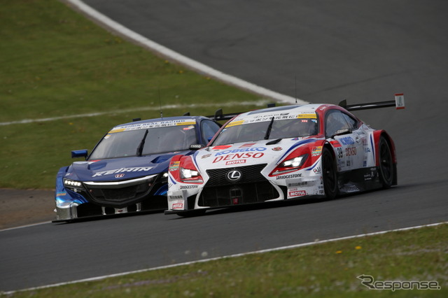 決勝5位の#39 RC F(右)。