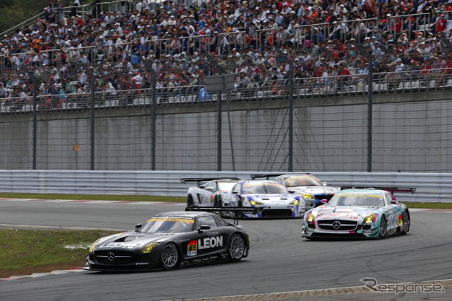 決勝7位の#65 メルセデスSLS(写真先頭)。