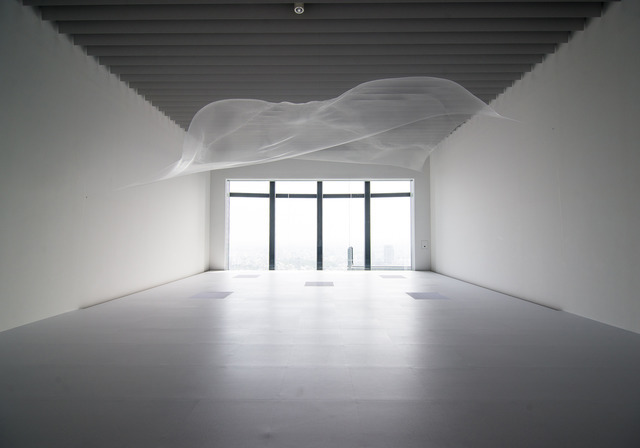 「シンプルなかたち展:美はどこからくるのか」 大巻伸嗣《リミナル・エアー スペース―タイム》2015