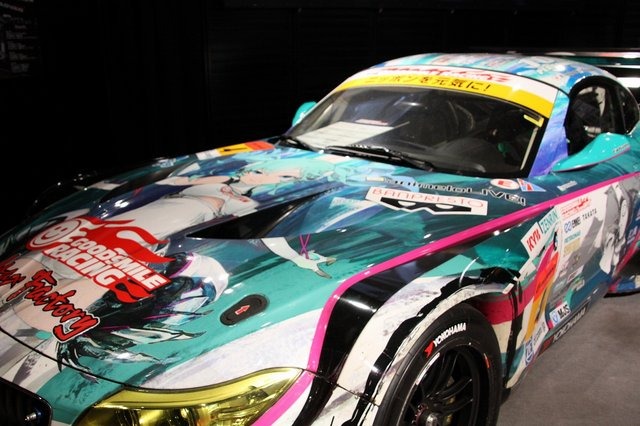 【超会議2015】初音ミクBMWと横浜ゴムのカンケイって?タイヤ尽くしのブースレポ