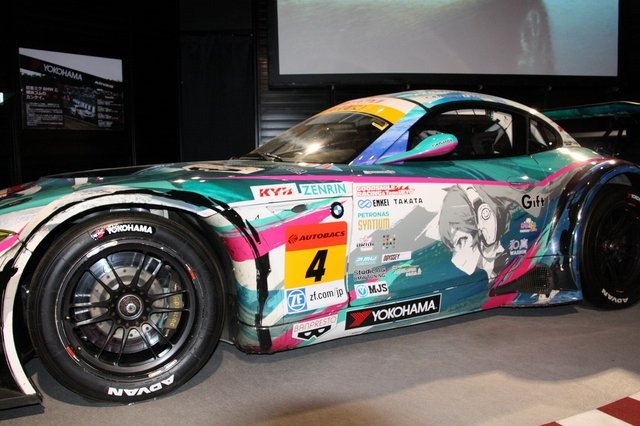 【超会議2015】初音ミクBMWと横浜ゴムのカンケイって?タイヤ尽くしのブースレポ
