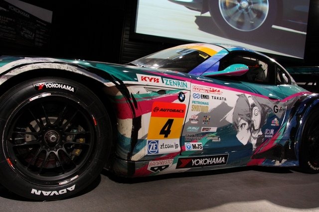 【超会議2015】初音ミクBMWと横浜ゴムのカンケイって?タイヤ尽くしのブースレポ