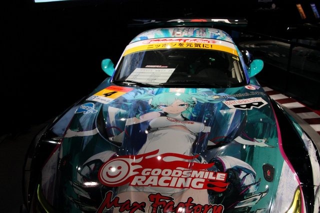 【超会議2015】初音ミクBMWと横浜ゴムのカンケイって?タイヤ尽くしのブースレポ