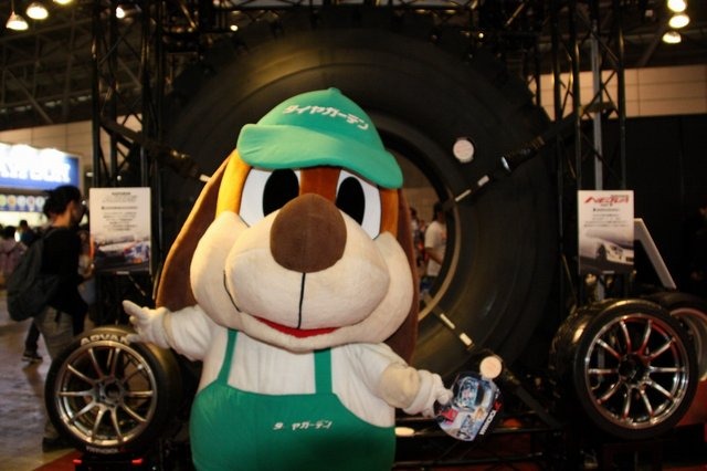 【超会議2015】初音ミクBMWと横浜ゴムのカンケイって?タイヤ尽くしのブースレポ