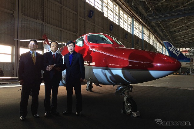 左からホンダの山本専務、伊藤社長、ホンダエアクフトカンハニーの藤野社長。