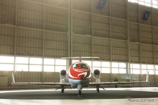 羽田空港の全日空格納庫内で展示されたホンダジェット