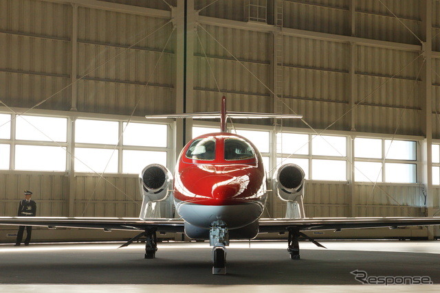羽田空港の全日空格納庫内で展示されたホンダジェット