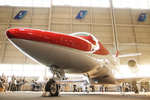 羽田空港の全日空格納庫内で展示されたホンダジェット