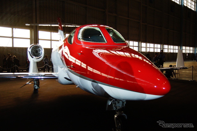 羽田空港の全日空格納庫内で展示されたホンダジェット