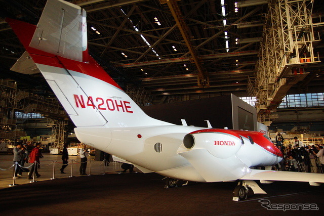 羽田空港の全日空格納庫内で展示されたホンダジェット