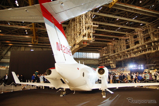 羽田空港の全日空格納庫内で展示されたホンダジェット