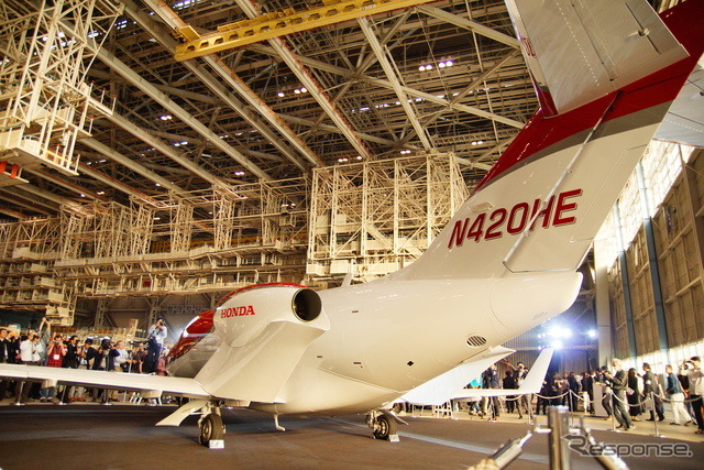 羽田空港の全日空格納庫内で展示されたホンダジェット