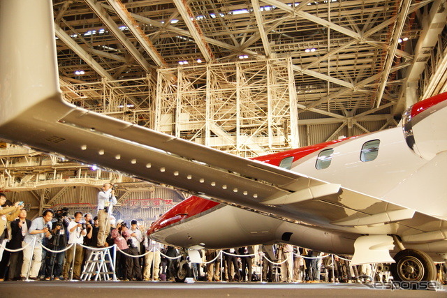 羽田空港の全日空格納庫内で展示されたホンダジェット