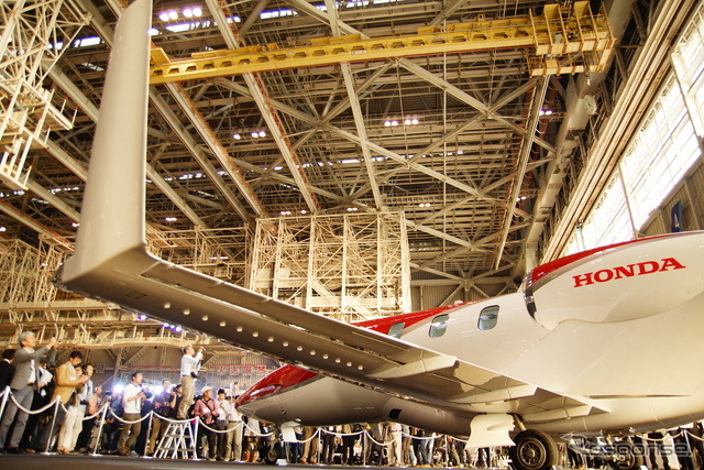 羽田空港の全日空格納庫内で展示されたホンダジェット