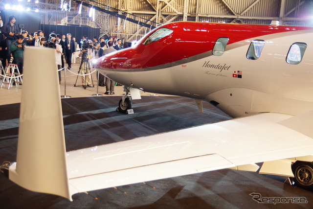 羽田空港の全日空格納庫内で展示されたホンダジェット